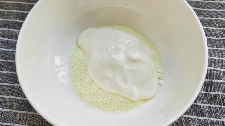 最健康的小零食!酸奶牛乳糖!,接着加入酸奶。