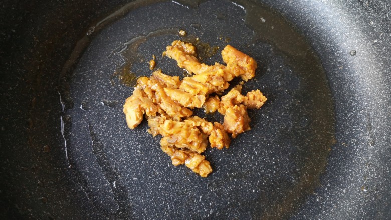 咸蛋黄鸡翅,锅中油倒出,留一点底油,放入咸蛋黄。
