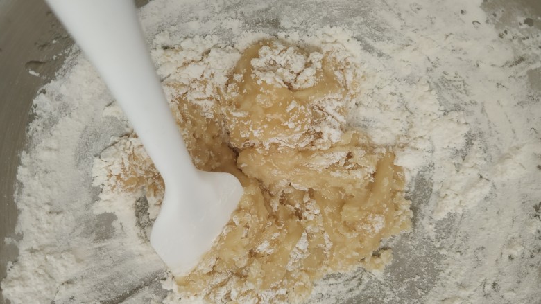广式月饼~网红大螃蟹咸蛋黄月饼,用硅胶刮刀搅拌混合均匀;