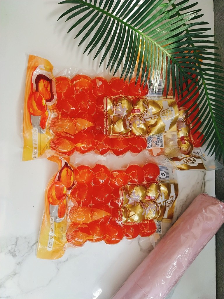 广式月饼~网红大螃蟹咸蛋黄月饼,我用的金奇香咸蛋黄是密封冷冻包装的,你也可以现新鲜磕咸鸭蛋;现磕的一定要把蛋黄上面的一层膜去掉,因为会腥;