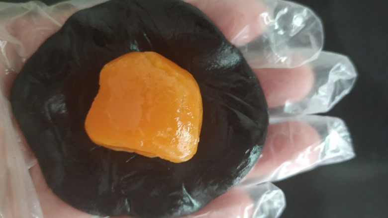 广式月饼~网红大螃蟹咸蛋黄月饼,中间放咸蛋黄;