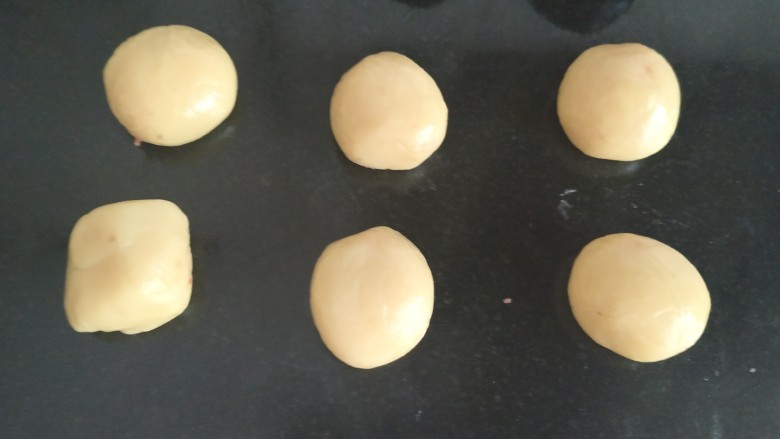广式月饼~网红大螃蟹咸蛋黄月饼,静置松弛好的月饼皮面团,刚才之前算好的每个月饼皮是19克,分割称好备用;