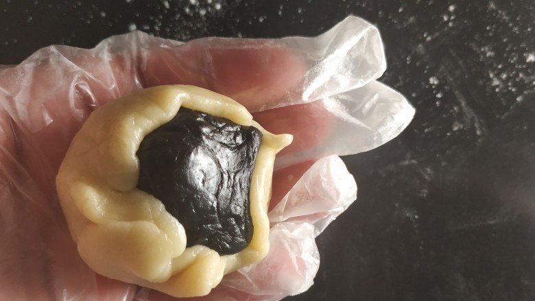 广式月饼~网红大螃蟹咸蛋黄月饼,收口,用手指慢慢把旁边的月饼皮往上面没有覆盖好饼皮的馅料上推压;