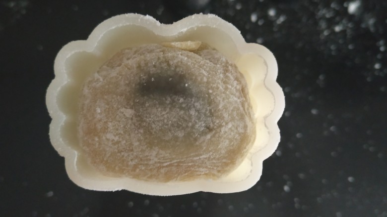 广式月饼~网红大螃蟹咸蛋黄月饼,塞入月饼模具里;