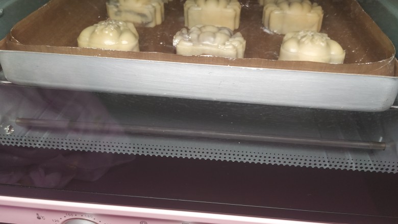 广式月饼~网红大螃蟹咸蛋黄月饼,烤箱上下火180度烘烤5分钟定型;