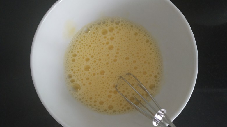 广式月饼~网红大螃蟹咸蛋黄月饼,一个鲜鸡蛋黄加15ml牛奶混合均匀;