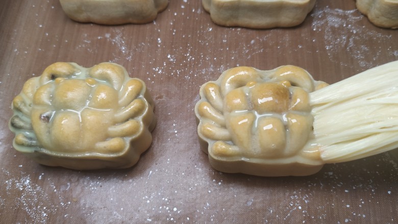 广式月饼~网红大螃蟹咸蛋黄月饼,用羊毛刷在月饼表面刷一层薄薄的蛋黄牛奶液;