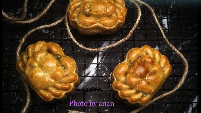 广式月饼~网红大螃蟹咸蛋黄月饼,这是刚烘烤完的月饼,烘烤之后冷却,月饼密封回油;