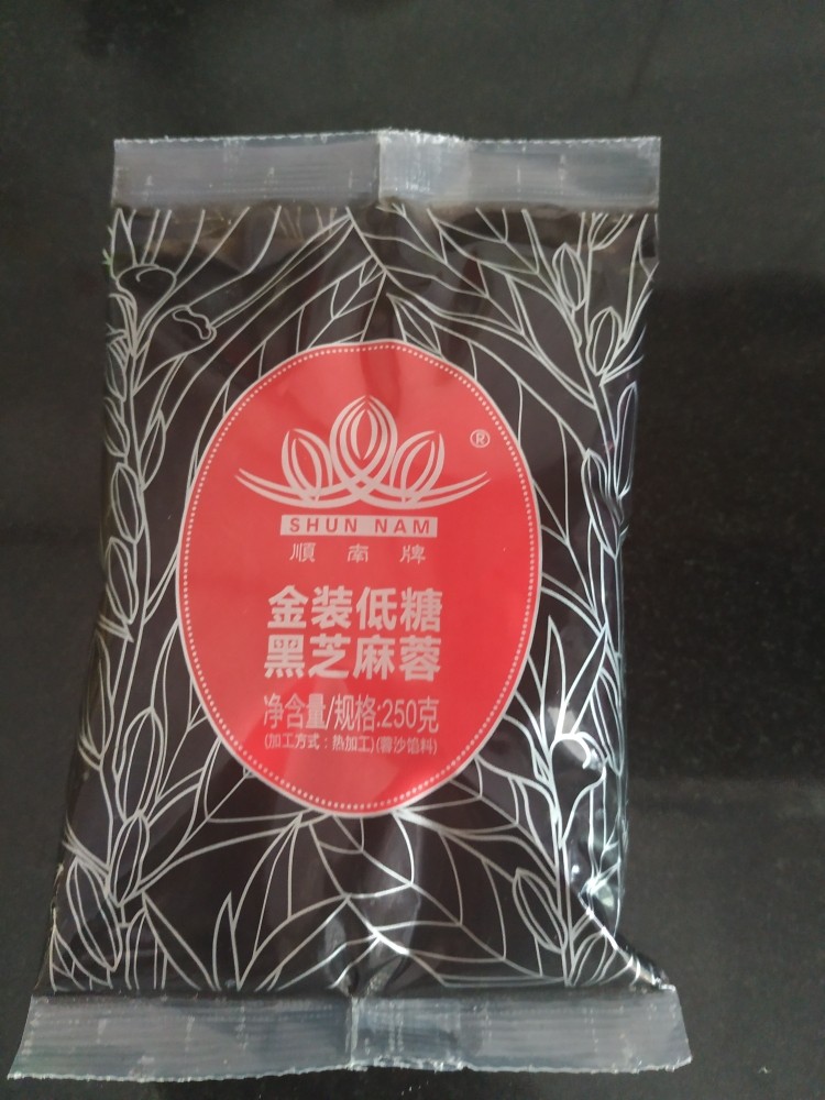 广式月饼~网红大螃蟹咸蛋黄月饼,在静置松弛月饼皮的期间我们来准备馅料,我用的是金装低糖黑芝麻蓉,这个可以根据自己喜欢,豆沙,莲蓉都可以,但是必须要油性的馅料,水性馅料,不适合做月饼,会泻脚;