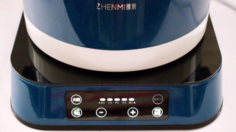 韩式部队火锅,启动升降火锅的火锅模式,用5档煮开番茄汤底。