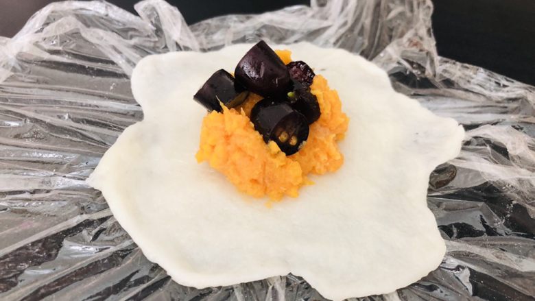 百味糯米糍,这是红薯葡萄馅儿的,哈哈,随意发挥就好,有什么包什么。