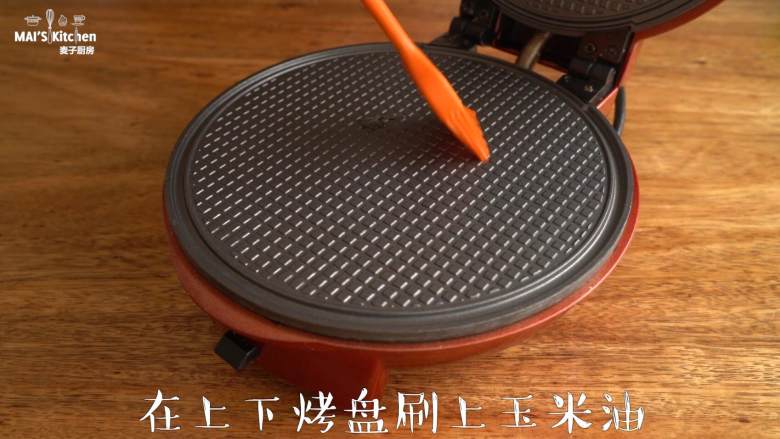 真材实料的【虾片】又香又脆,小红锅最高温预热完成后,上下烤盘刷适量食用油