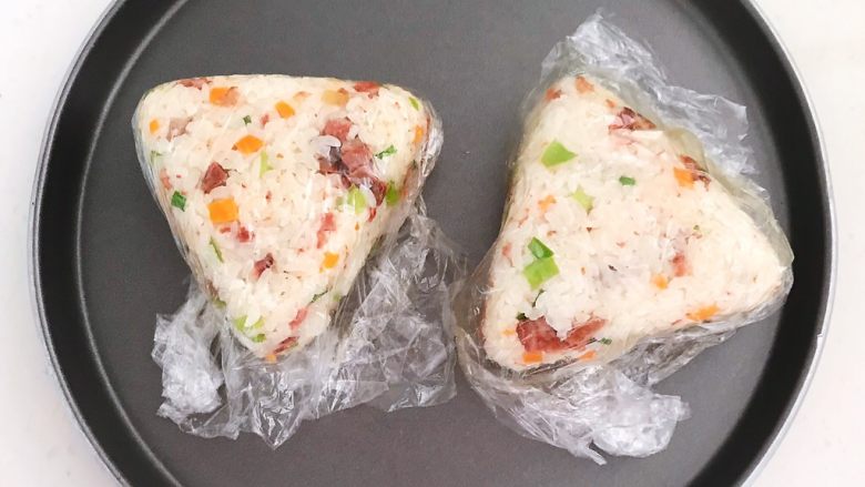 健康减脂午餐便当,把饭团取出来,去掉保鲜膜