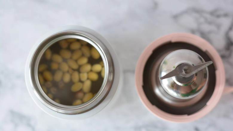 藜麦大豆燕麦豆浆,把九阳轻养小私享豆料包放进魔法豆里面加入开水