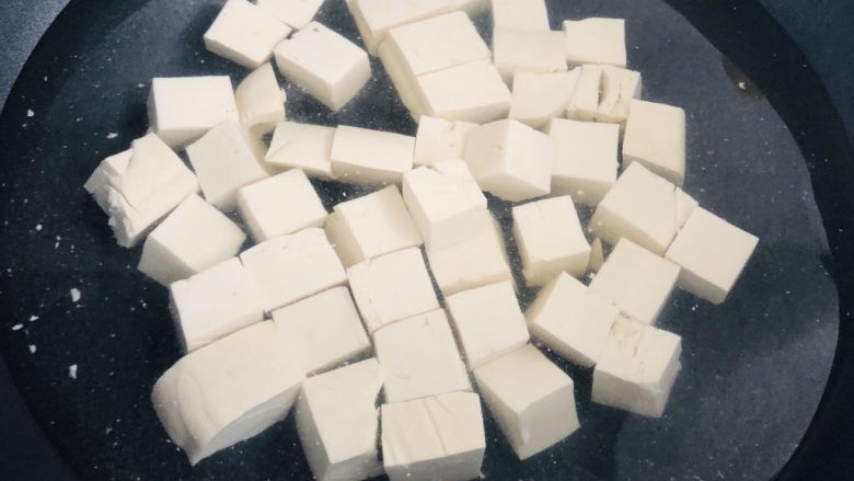 麻婆豆腐,锅里烧水,加入盐,煮一下豆腐,煮过的豆腐不容易碎,而且口感更加弹口。