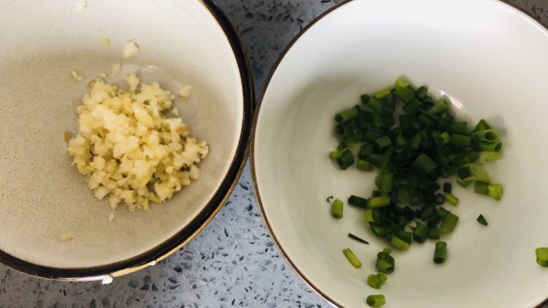 麻婆豆腐,葱姜蒜切沫,分量根据你自己喜欢的来,不喜欢某一样可以不加