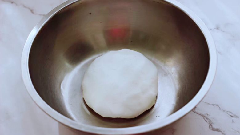 番茄虾仁鸡蛋水晶蒸饺,把饺子粉加入开水和成面团,静置20分钟。