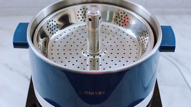 番茄虾仁鸡蛋水晶蒸饺,启动“臻米”升降火锅,锅中倒入适量的清水烧开。