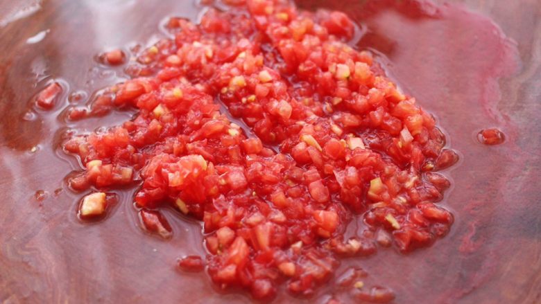 番茄虾仁鸡蛋水晶蒸饺,<a style='color:red;display:inline-block;' href='/shicai/ 59'>番茄</a>洗净后,用刀切碎纳干水分备用。