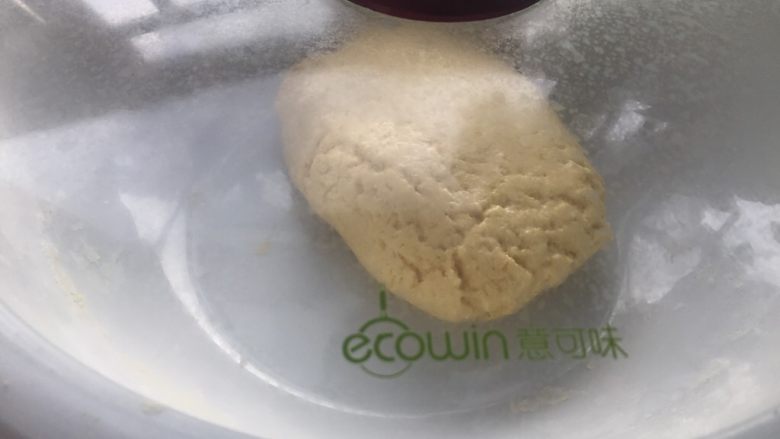 黄金玉米饼,盖上盖子放在阳光下等待