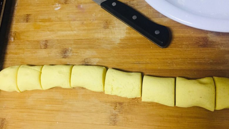 黄金玉米饼,分成等量剂子