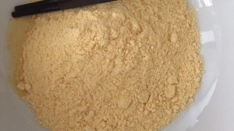 黄金玉米饼,玉米粉倒入盆中