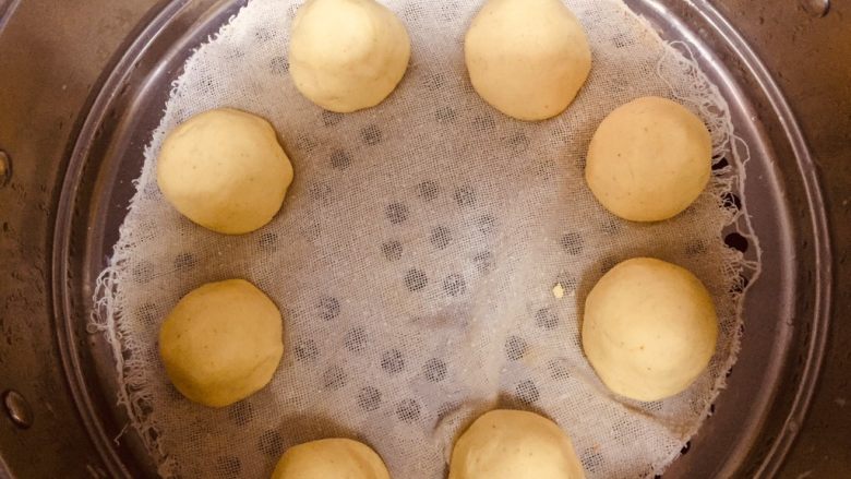 黄金玉米饼,放入锅中再次醒发10分钟，然后开火上汽蒸17分钟