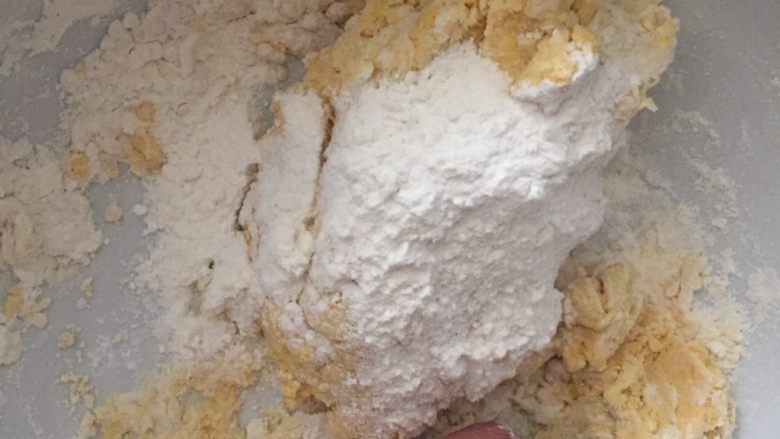 黄金玉米饼,加入面粉