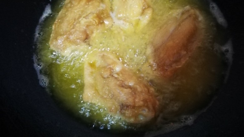 咸蛋黄鸡翅,第一遍先炸熟鸡翅,捞出