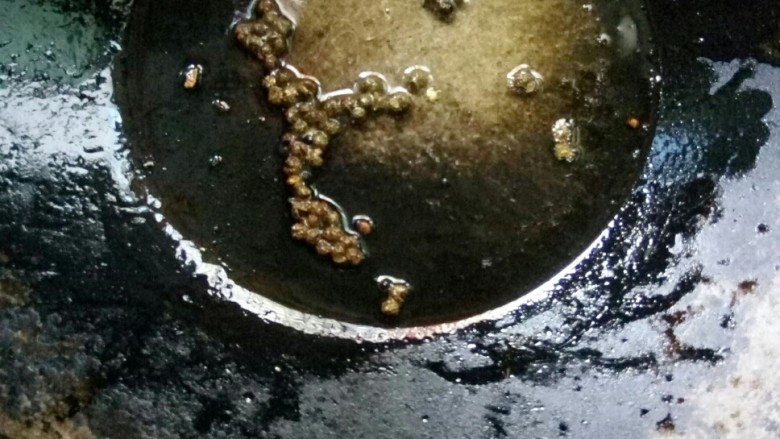 美味南瓜藤一蛋拱南瓜藤 快炒南瓜藤,炒锅烧烫后,倒菜籽油,小火炒香青花椒。