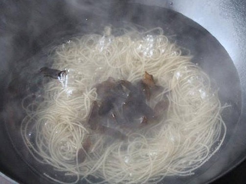 酸辣粉,粉丝快熟时，放入木耳丝煮熟