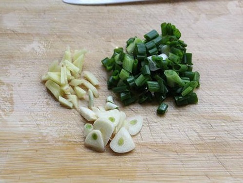 酸辣粉,葱姜蒜切好