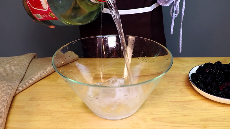 营养价值比葡萄酒高，性价比超高的桑葚酒,用双蒸酒来清洗<a style='color:red;display:inline-block;' href='/shicai/ 621'>桑葚</a>。