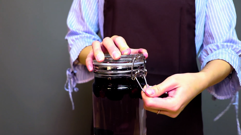 营养价值比葡萄酒高，性价比超高的桑葚酒,密封盖子放在阴凉处一个月后即可饮用。