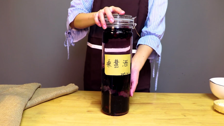 营养价值比葡萄酒高，性价比超高的桑葚酒,桑葚酒直接喝或冰镇也是一流。