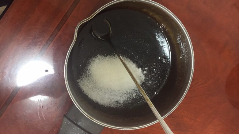 手煮奶茶,将白糖倒入糖浆,小火煮开。