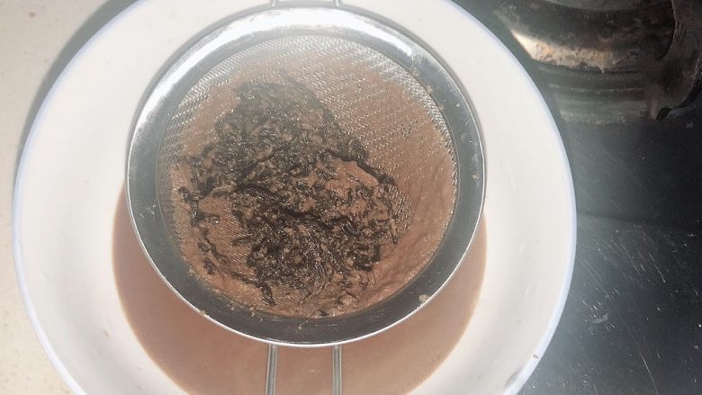 手煮奶茶,冲泡茶叶,反复两次。