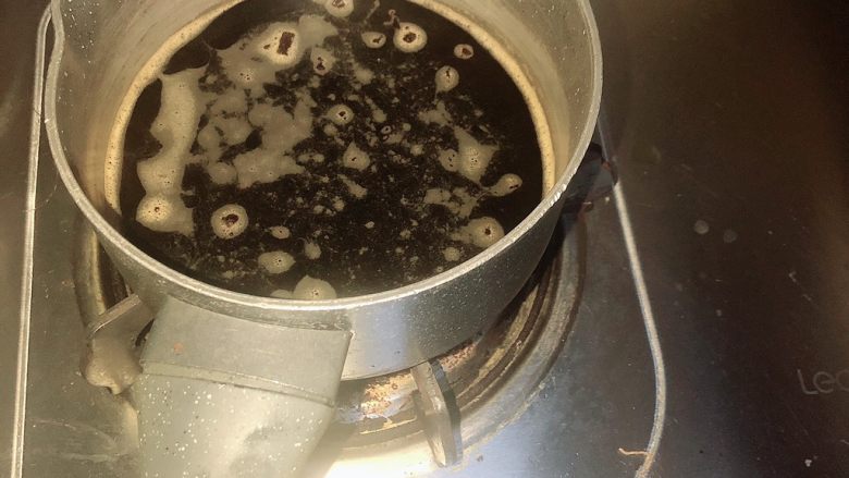手煮奶茶,煮到出现小泡关火,冷却一下。