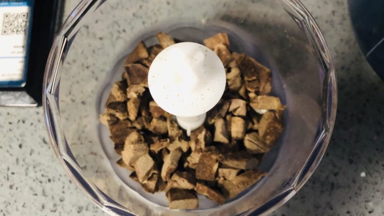 自制猪肝粉,宝宝了补铁神器,放入料理机打粉,第一次打粉后稍微有点颗粒