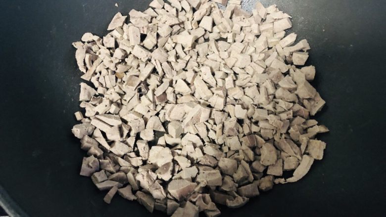 自制猪肝粉,宝宝了补铁神器,平底锅或者不粘锅,放入猪肝小火翻炒,烘干猪肝的水份。