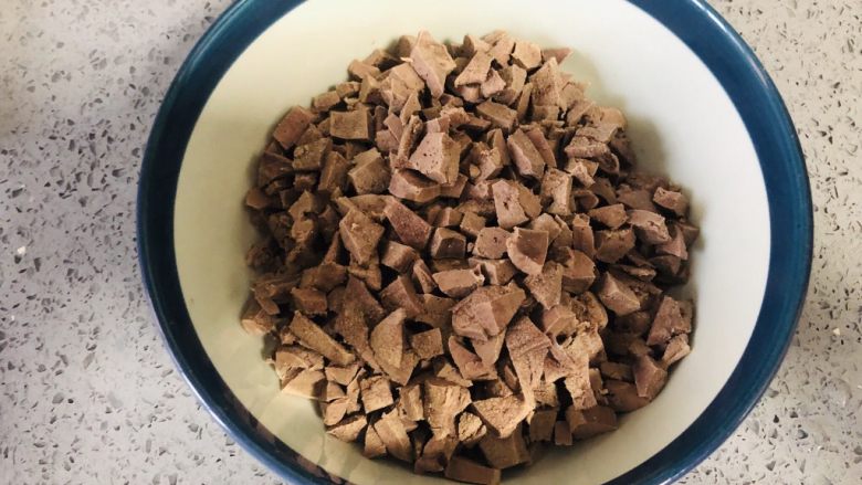 自制猪肝粉,宝宝了补铁神器,煮熟的猪肝切小块,方便炒干打粉