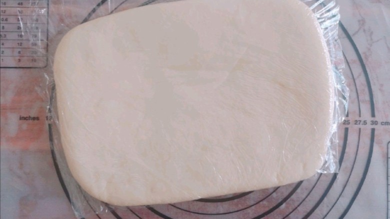 芝士可颂面包,然后将面团整理成一个长方形，用保鲜膜包住，冷冻20分钟

