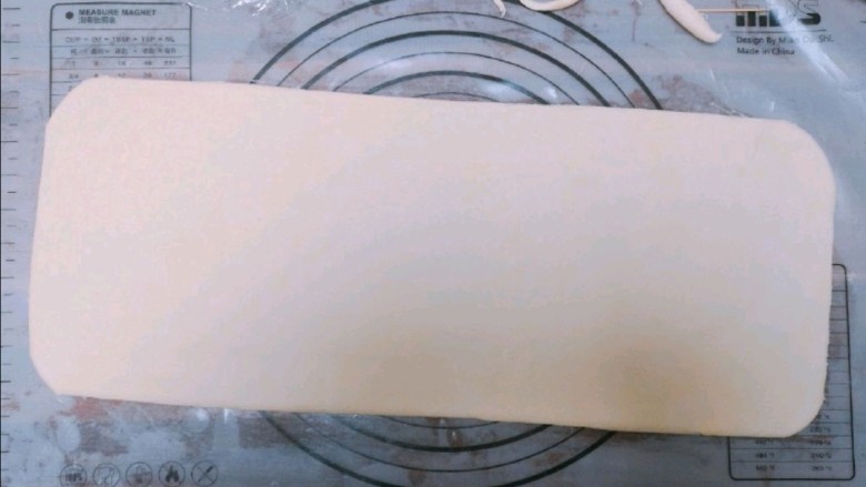 芝士可颂面包,再把冷藏松弛好的面片擀成宽22cm，长40到45厘米的面片，厚度大概0.5毫米，把四边切掉一些，让面片更规则，也露出起酥边