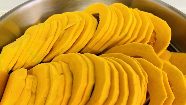 牛奶南瓜🎃羹,南瓜🎃去皮去瓤 切片 蒸熟