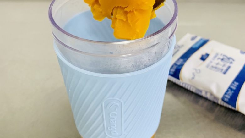 牛奶南瓜🎃羹,长帝榨汁杯  加入蒸好的南瓜泥