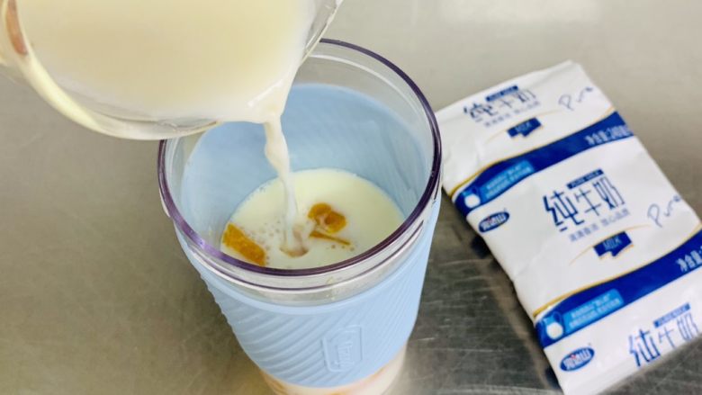 牛奶南瓜🎃羹,加入<a style='color:red;display:inline-block;' href='/shicai/ 219'>牛奶</a>🥛