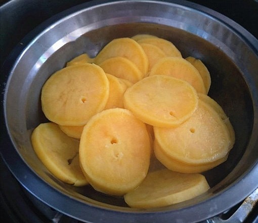 红薯麻球,用锅大火蒸20分钟左右熟透