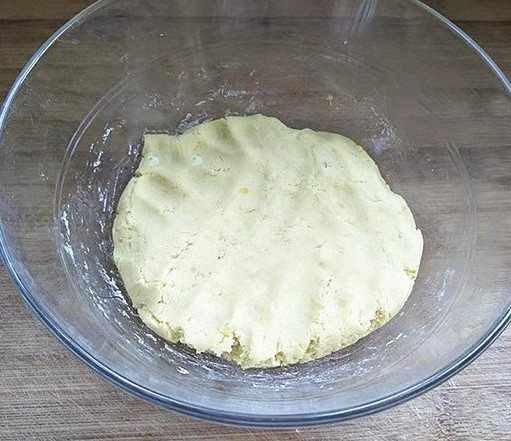 红薯麻球,再揉成一个光滑的面团,盖上保鲜膜,让面团松弛15分钟