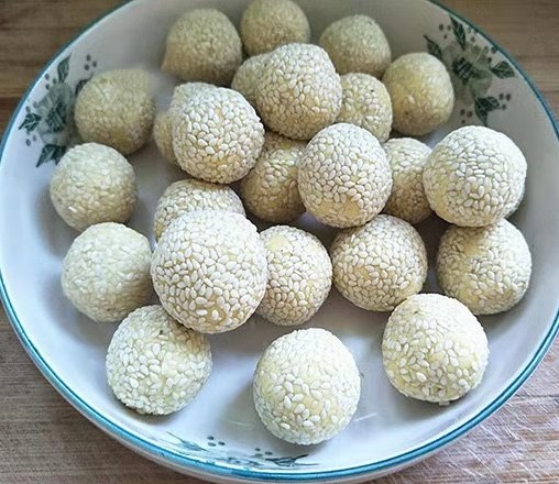 红薯麻球,再次揉圆,让白芝麻粘在糯米团上全班搓好