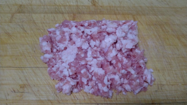 猪肉韭菜水煎包,<a style='color:red;display:inline-block;' href='/shicai/ 414'>猪肉</a>洗净,先切片再切丝,然后再剁碎。